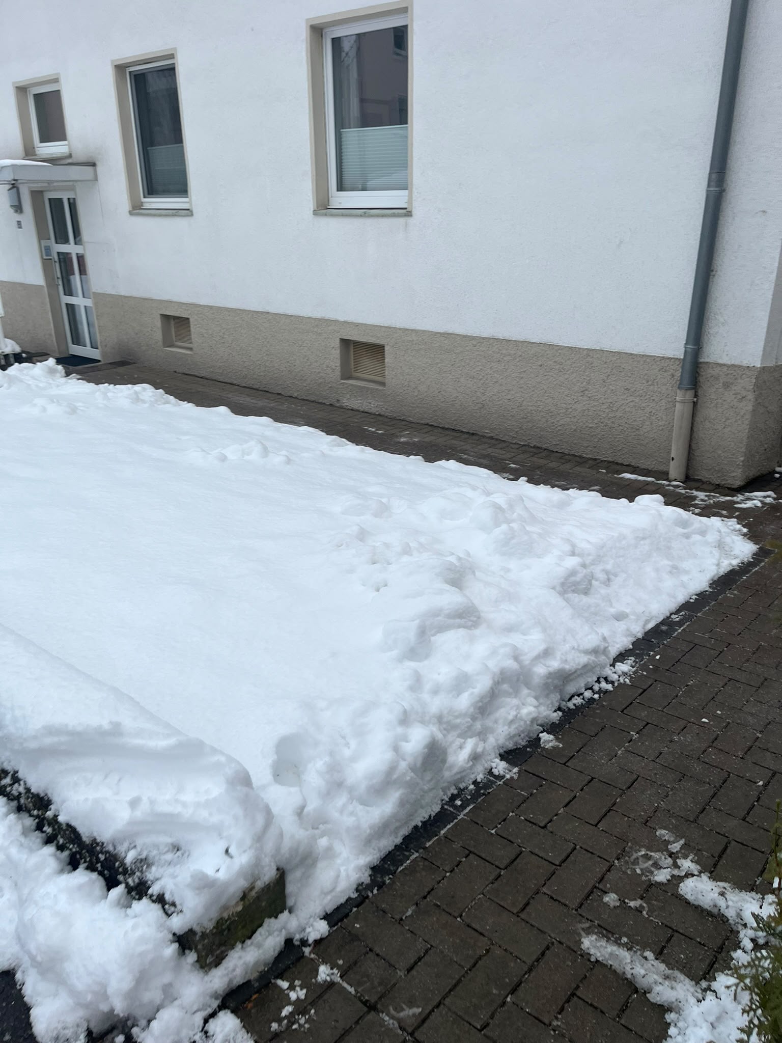 Schneebedeckte Einfahrt im Winter