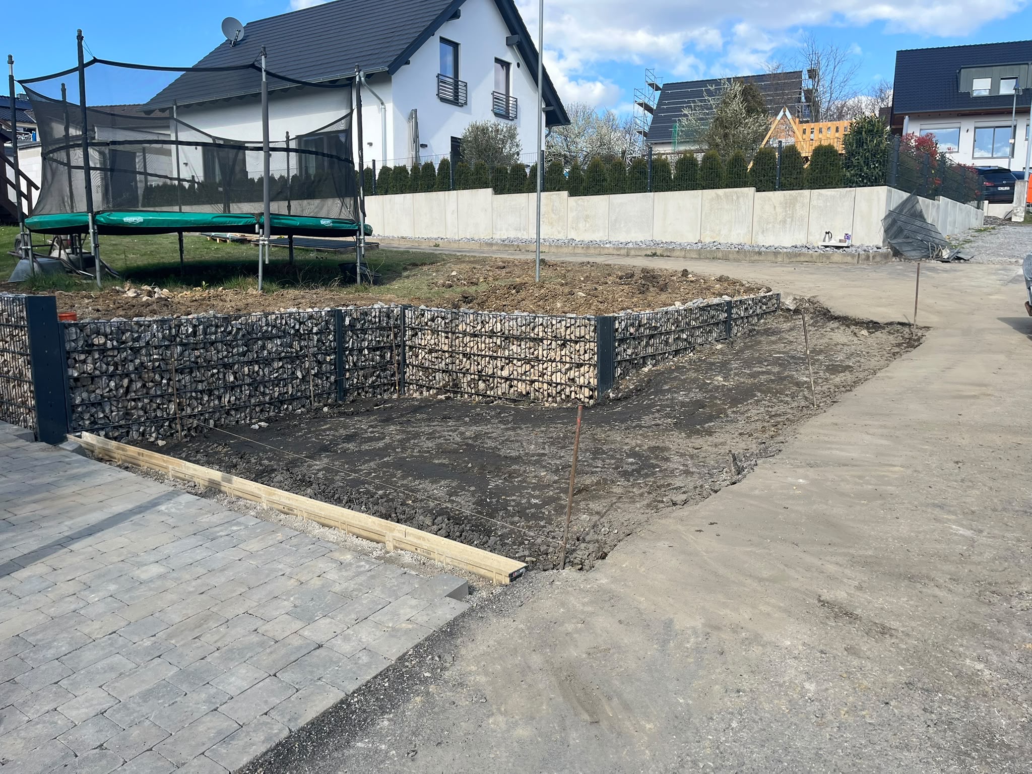 Gabionenzaun als Einfassung einer Außenanlage