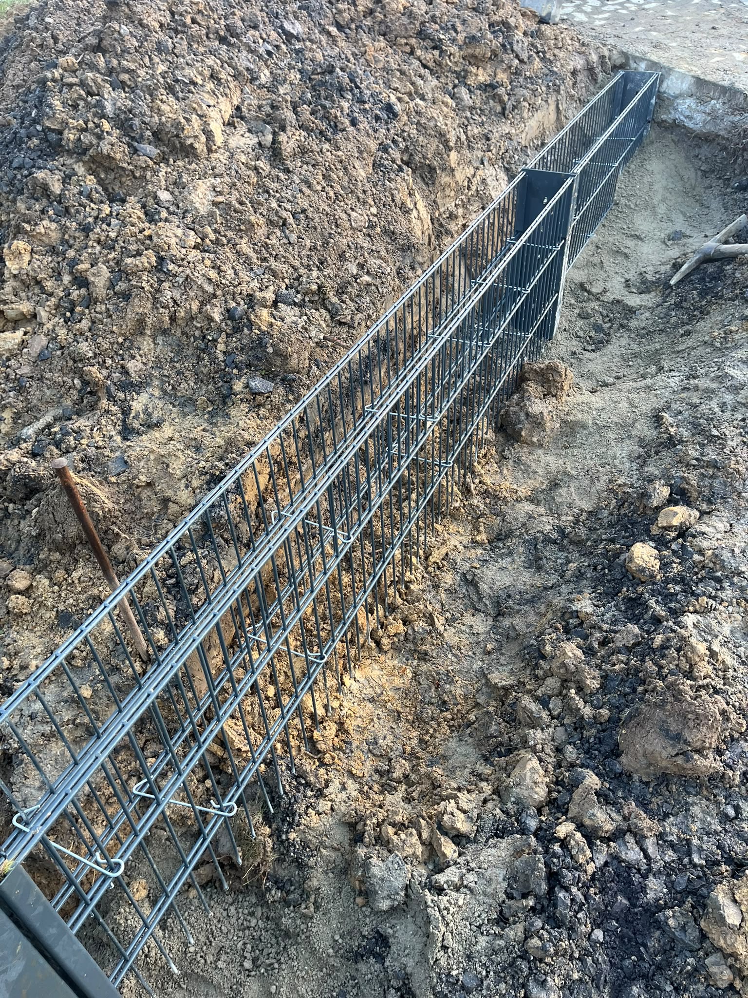 Gabionenkörbe im vorbereiteten Fundament