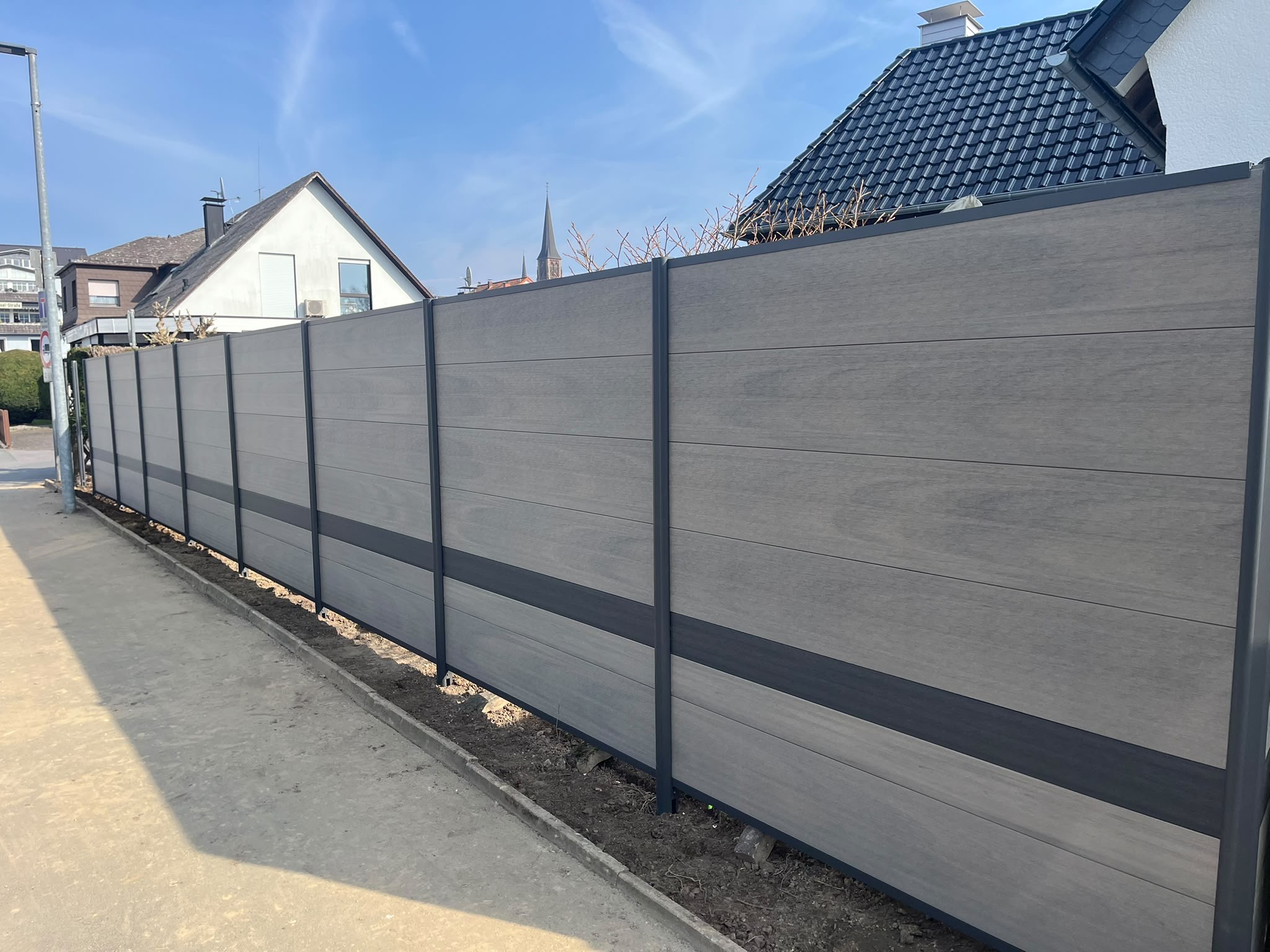 Moderner WPC-Sichtschutzzaun als Grundstückseinfriedung