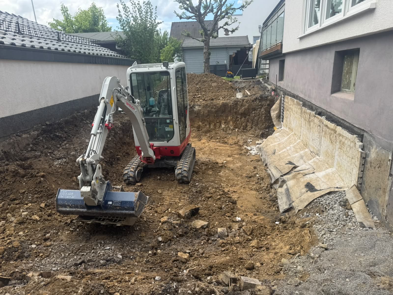 Ausgehobene Fläche für einen neuen fachgerechten Unterbau