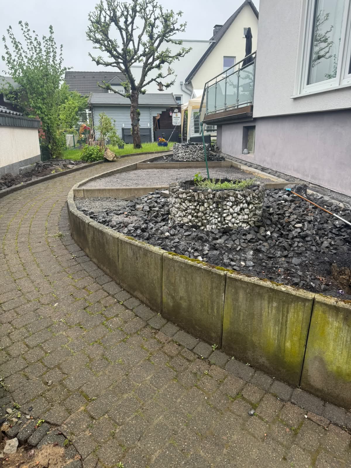 Gartenfläche vor Beginn der Erd- und Pflasterarbeiten