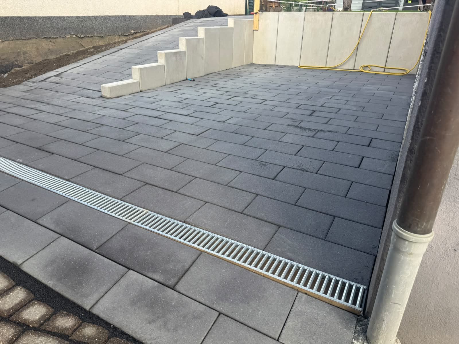 Pflasterarbeiten mit Entwässerungsrinne von Gartendesign LuWu